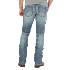 Wrangler Mens 44 Slim Straight Light Wash Jeans